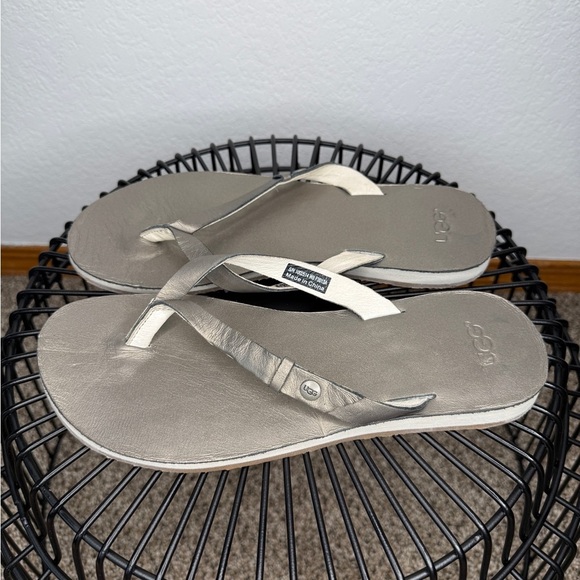 UGG Metallic Silver Leather Flip Flop Sandals Size 8 - Picture 1 of 6